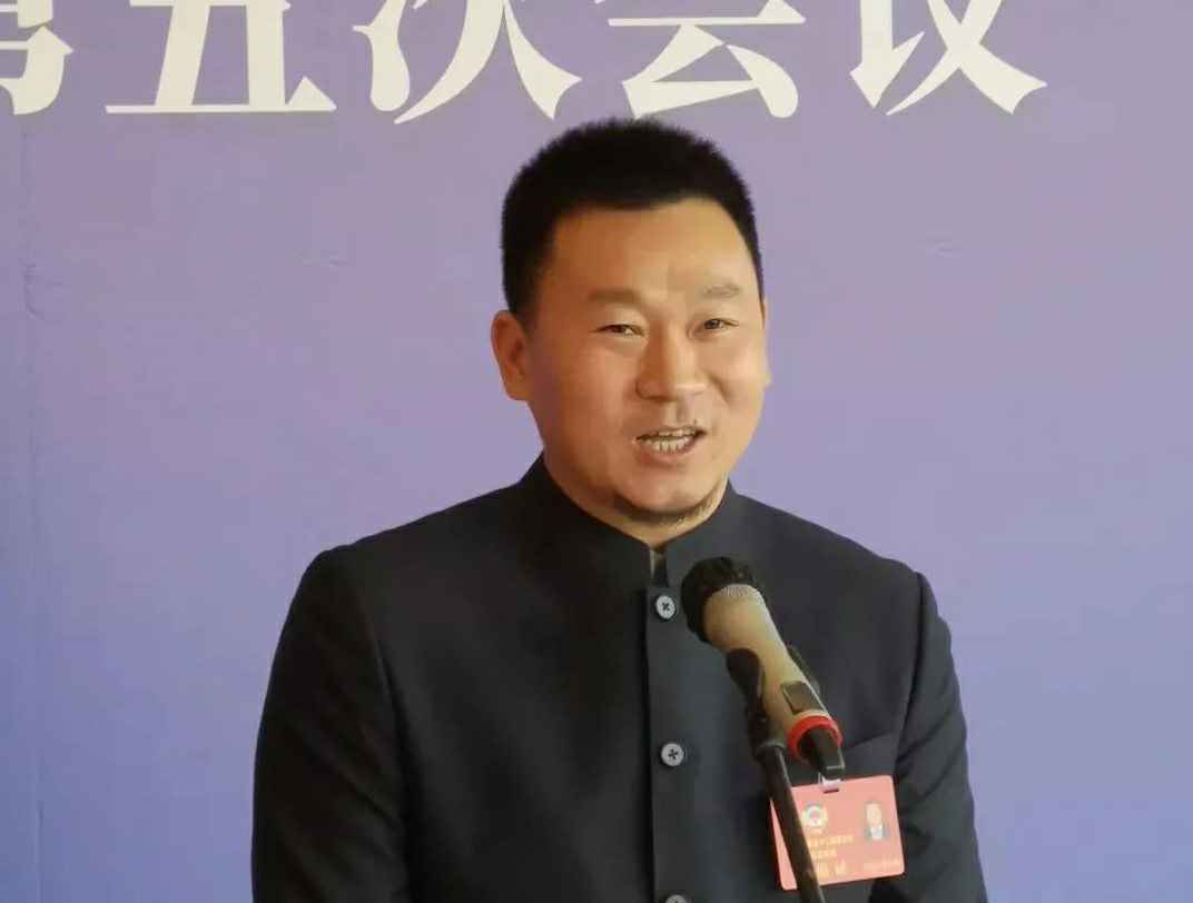 202204221343.jpg 为进一步展示市政协团结、民主、开放、自信的形象,向市民和网友展示政协委员的履职风采,中山市政协十二届五次会议在2月4日上午开幕前开设“委员通道”,市政协委员、开云手机站官方版网站登录入口-开云(中国)公司总经理陈朝阳走进“委员通道”,回应社会关切的问题。他就如何做好城市应急管理规划的问题进行发言,并回答记者提问。.jpg